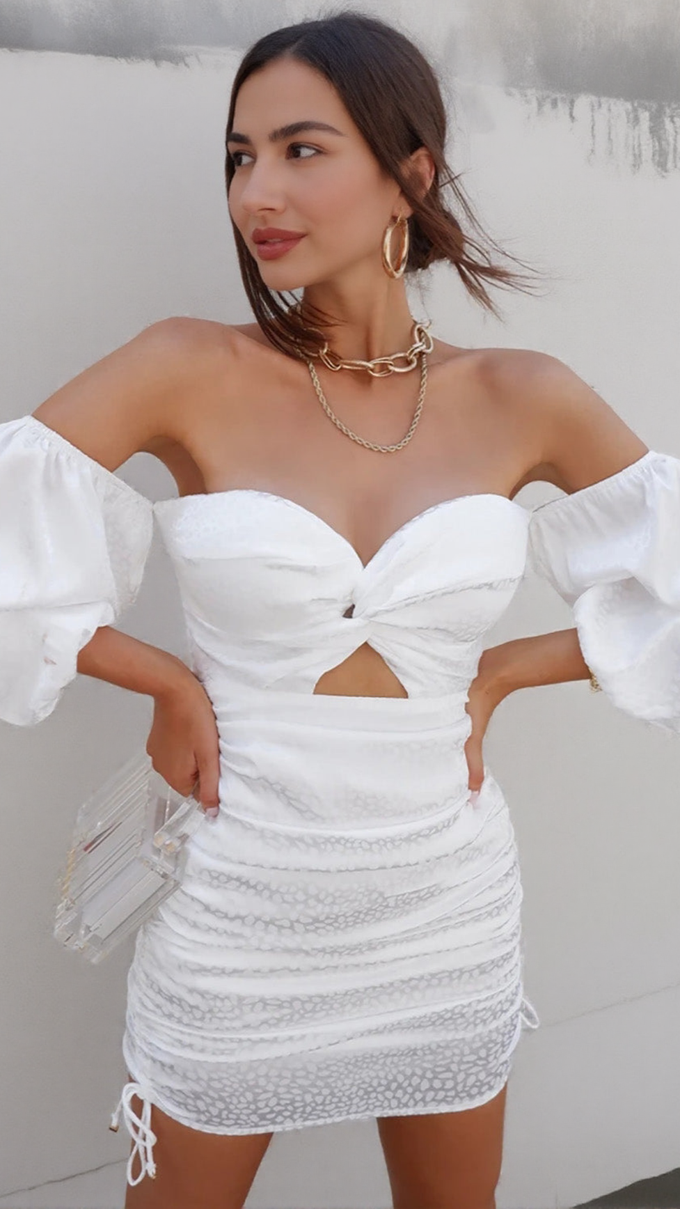 ABITO BIANCO CON SPALLE SCOPERTE E APERTURA A CHIAVE