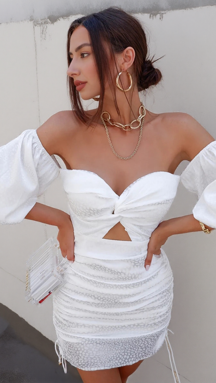 ABITO BIANCO CON SPALLE SCOPERTE E APERTURA A CHIAVE