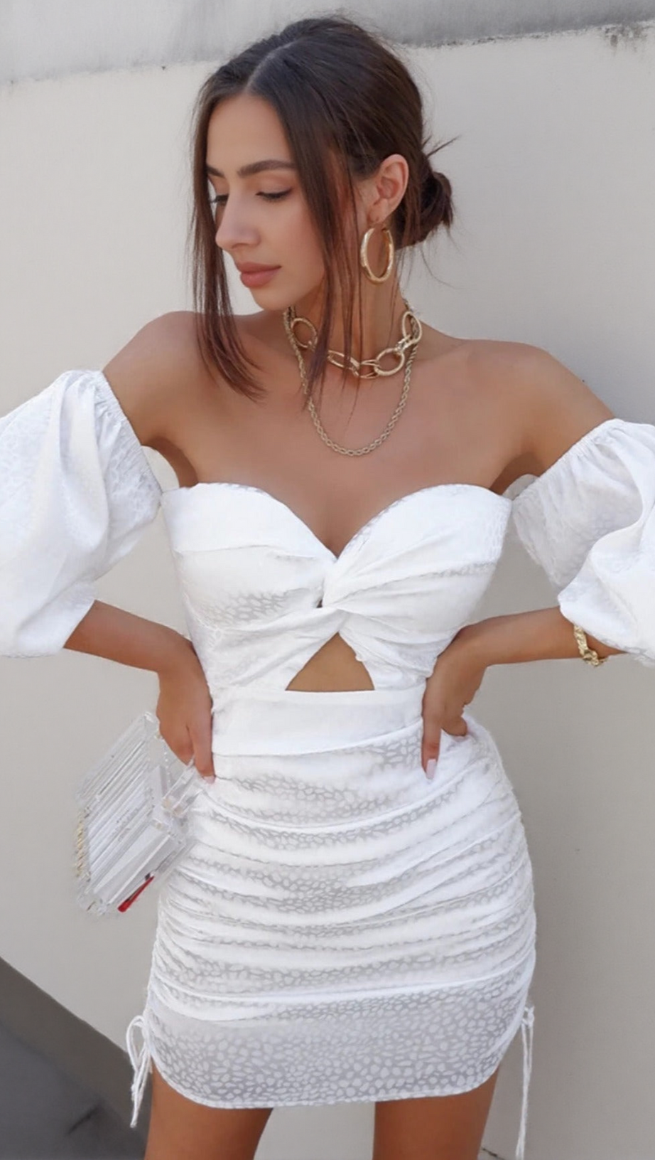 ABITO BIANCO CON SPALLE SCOPERTE E APERTURA A CHIAVE