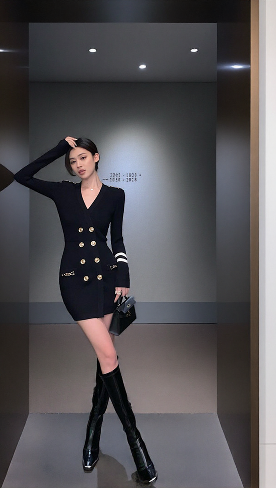 CHAIN-EMBELLISHED HIP-COVERING KNITTED DRESS