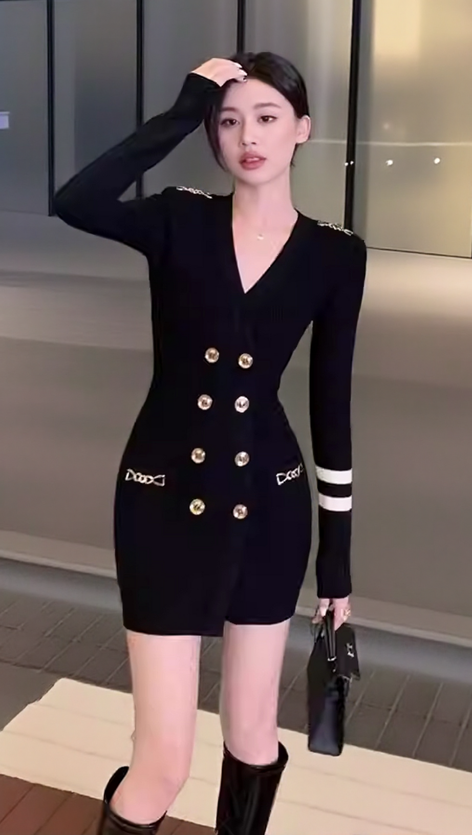 CHAIN-EMBELLISHED HIP-COVERING KNITTED DRESS
