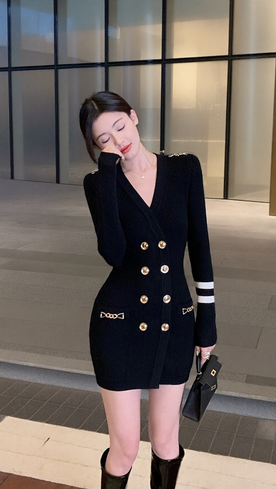 CHAIN-EMBELLISHED HIP-COVERING KNITTED DRESS