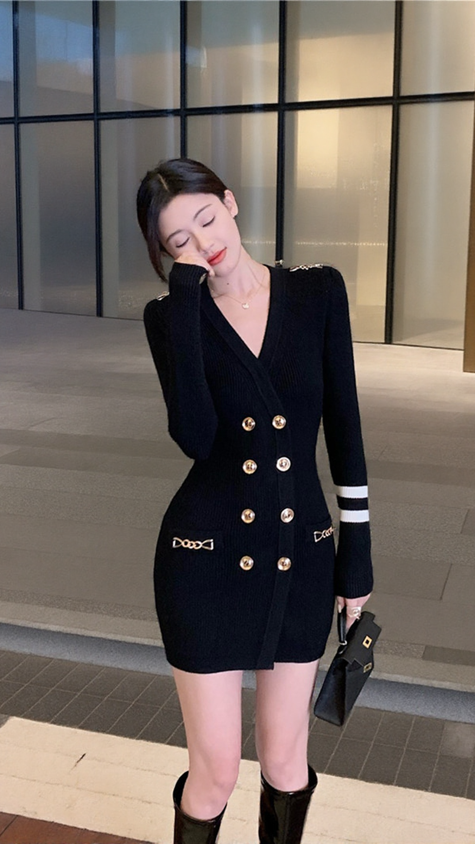 CHAIN-EMBELLISHED HIP-COVERING KNITTED DRESS