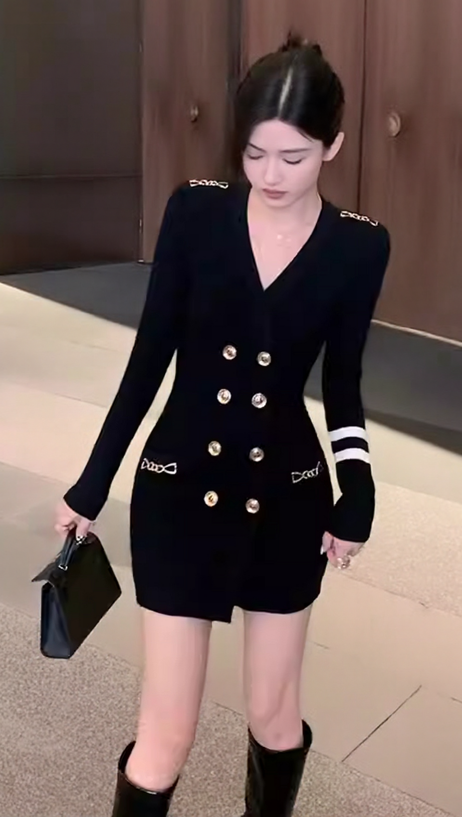 CHAIN-EMBELLISHED HIP-COVERING KNITTED DRESS