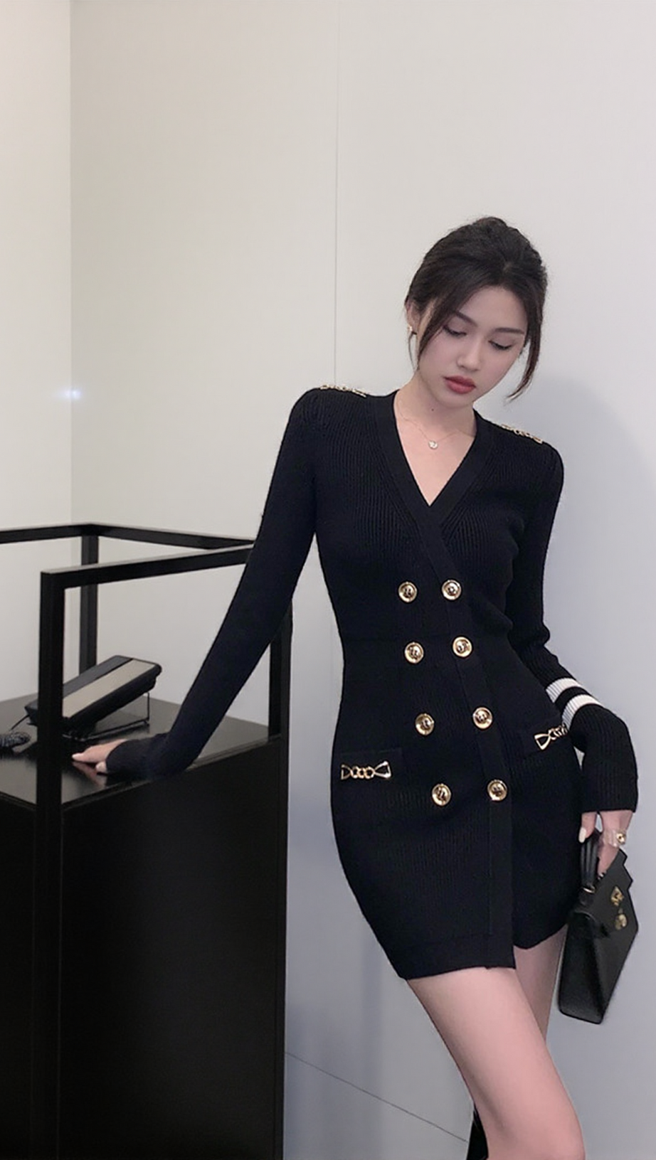 CHAIN-EMBELLISHED HIP-COVERING KNITTED DRESS