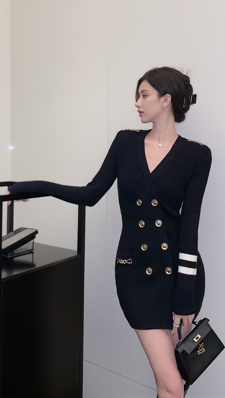 CHAIN-EMBELLISHED HIP-COVERING KNITTED DRESS