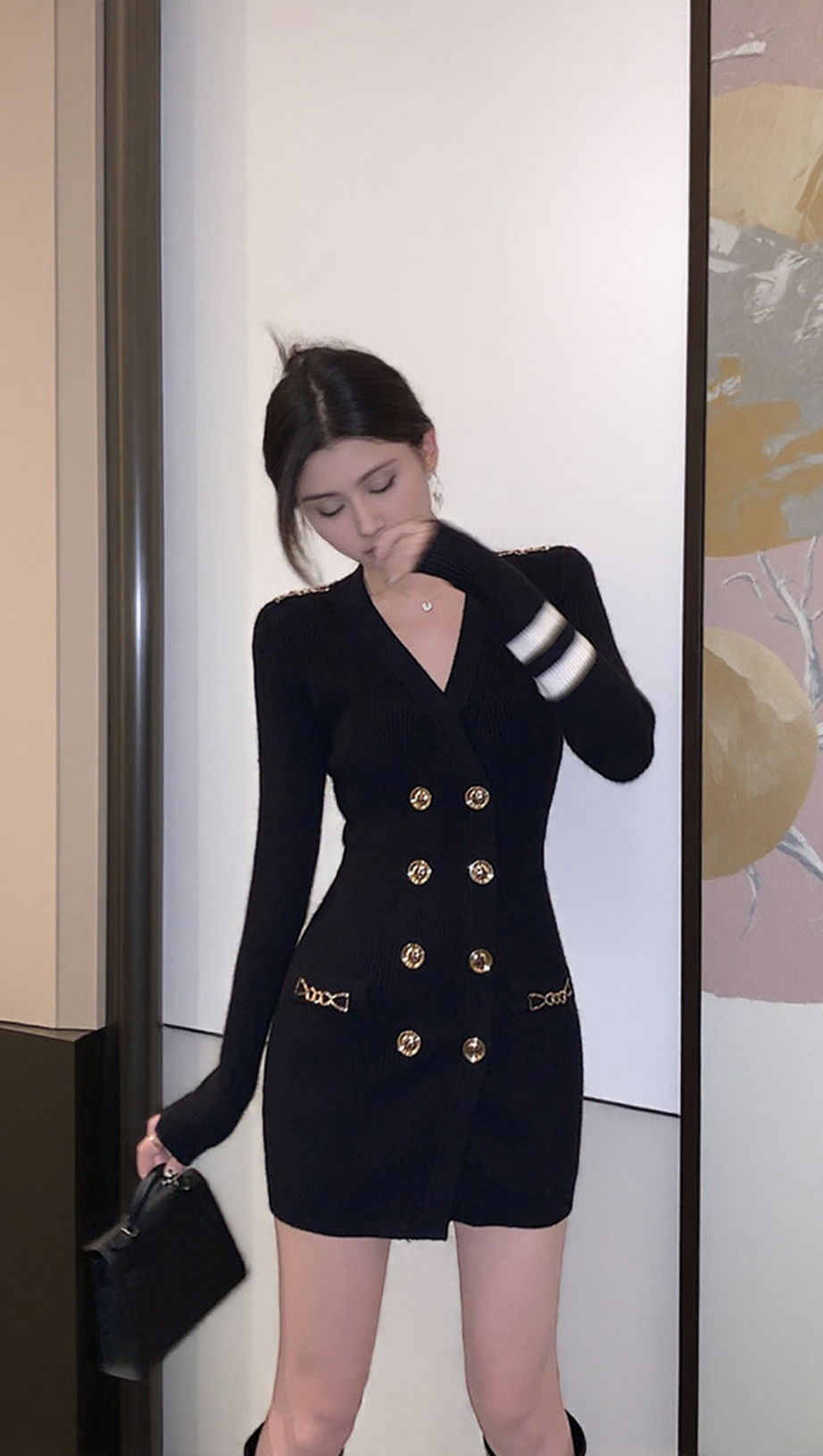 CHAIN-EMBELLISHED HIP-COVERING KNITTED DRESS