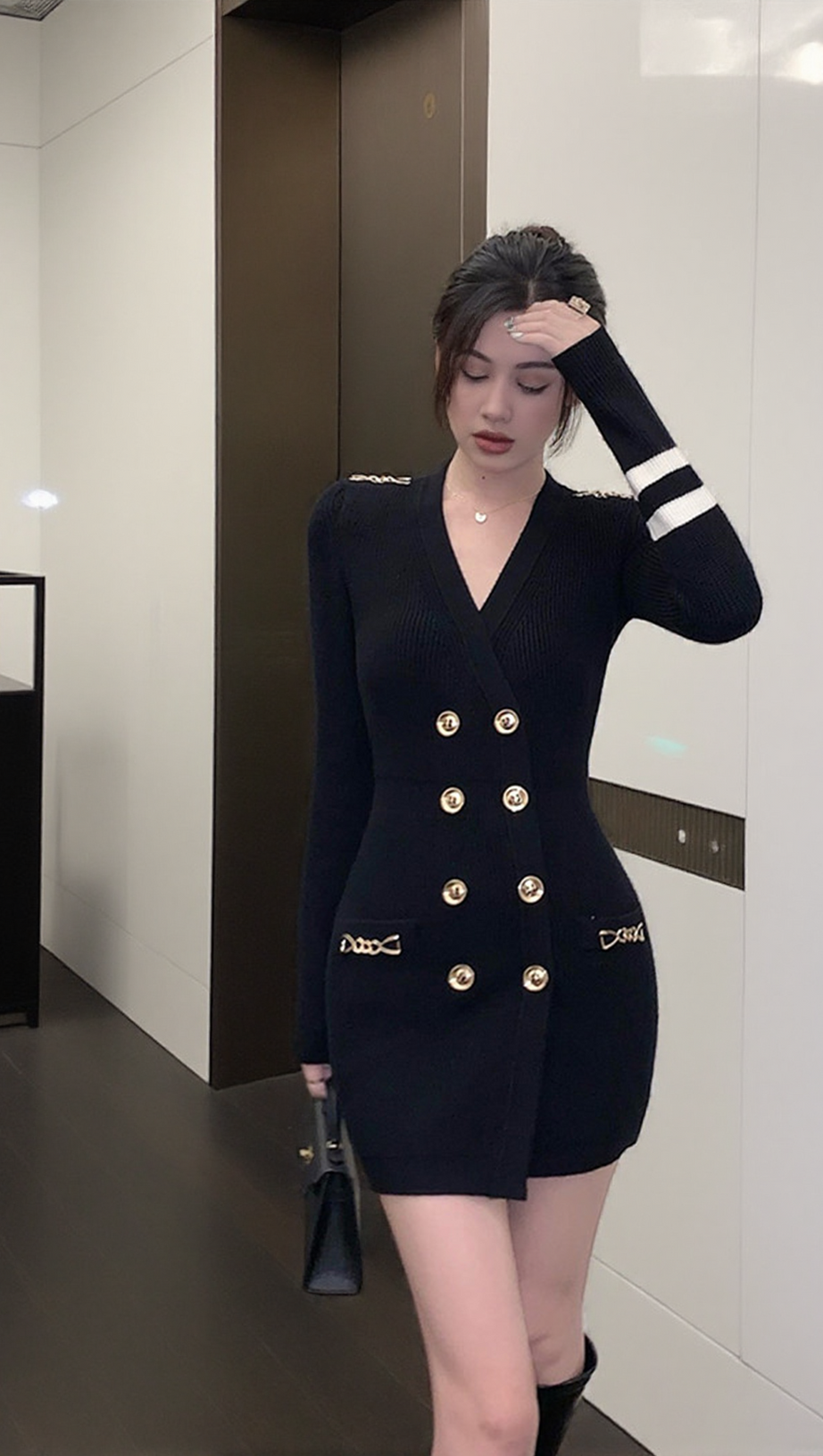 CHAIN-EMBELLISHED HIP-COVERING KNITTED DRESS