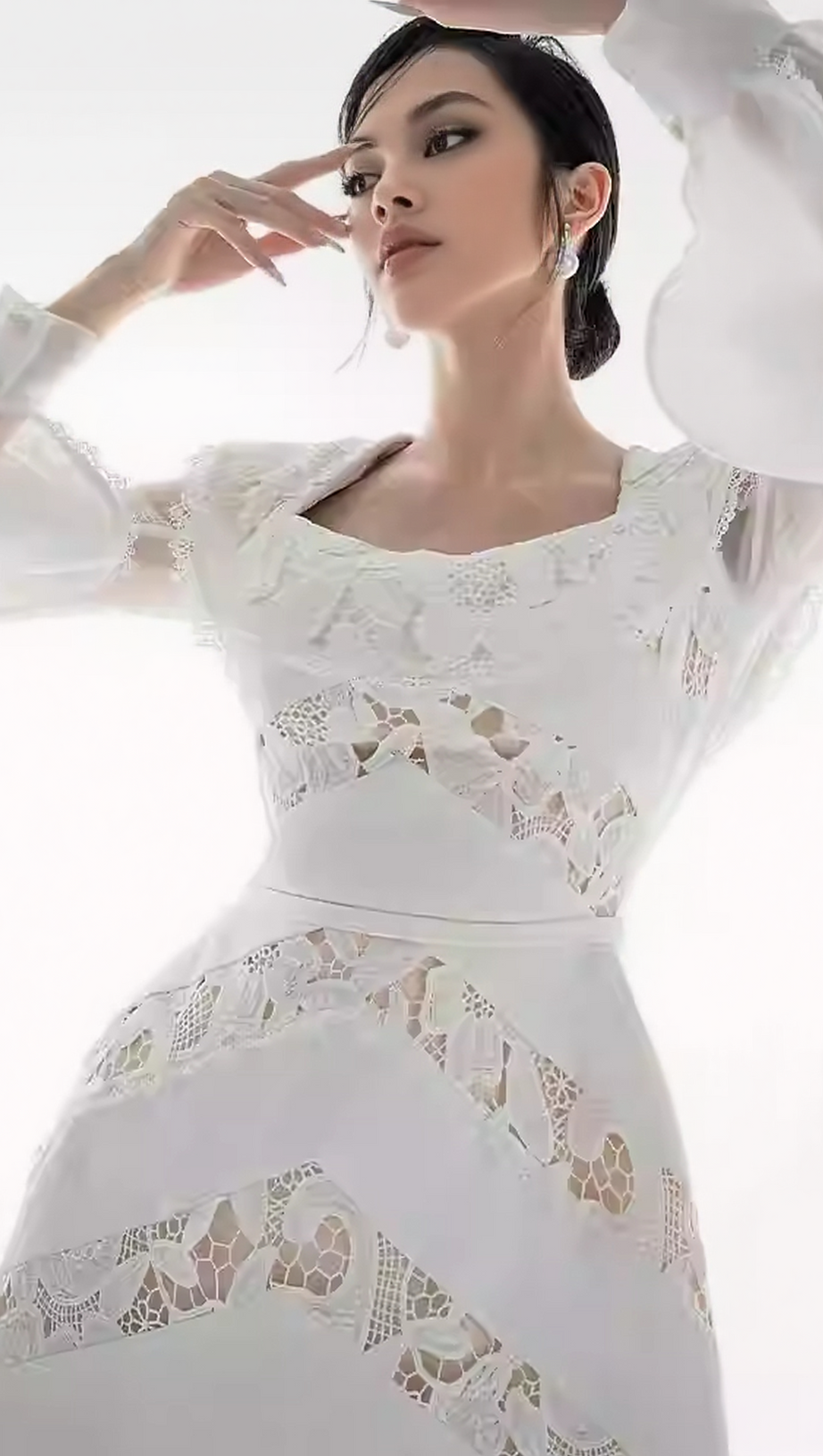 BACKLESS LACE WHITE MINI DRESS