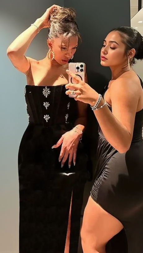 TRÄGERLOSES MAXIKLEID MIT KRISTALLDETAILS IN SCHWARZ