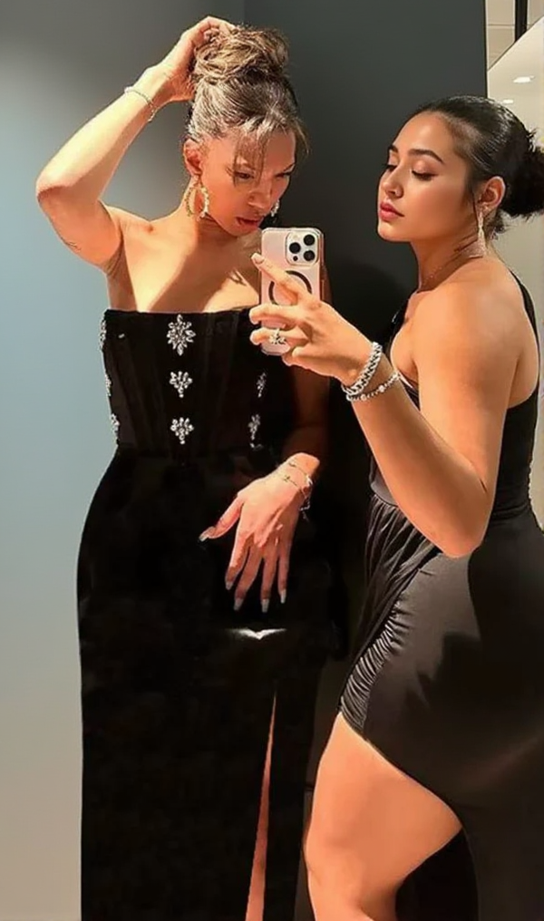 TRÄGERLOSES MAXIKLEID MIT KRISTALLDETAILS IN SCHWARZ