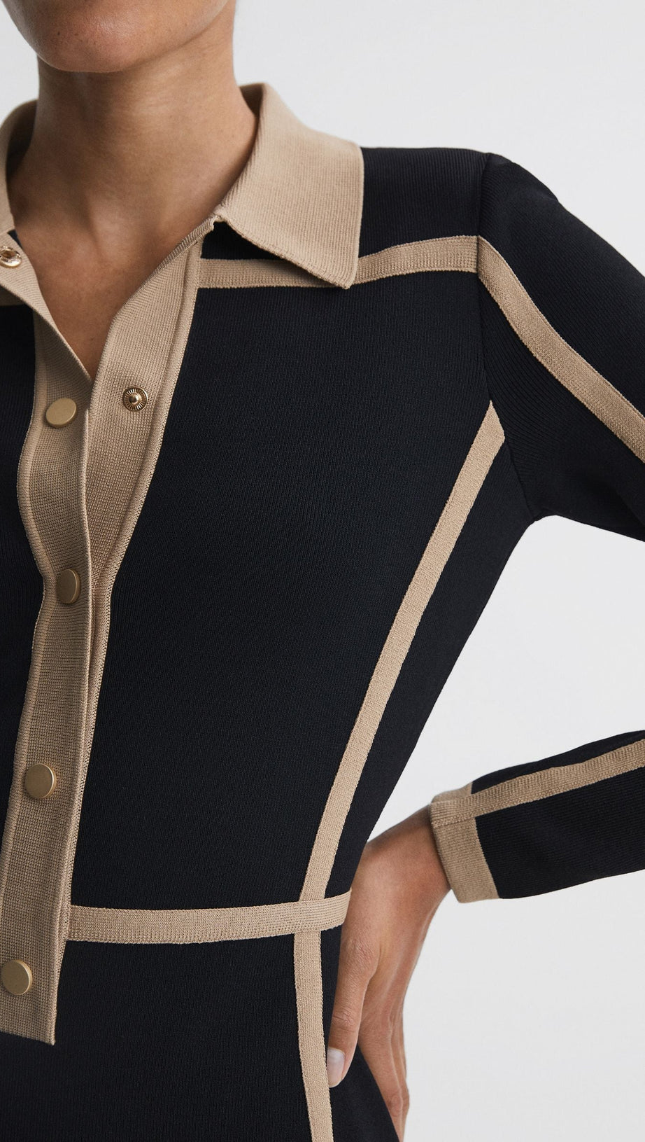 CONTRAST TRIM PRESS-STUD MINI DRESS IN BLACK/CAMEL