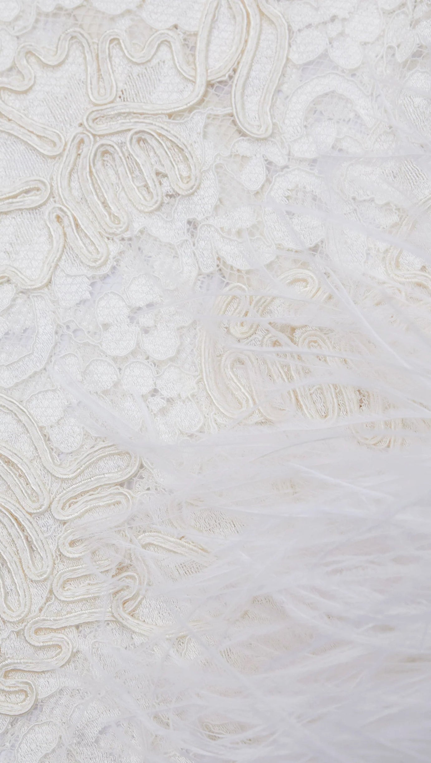 Cremefarbenes Top mit Cord-Spitze und Federn 