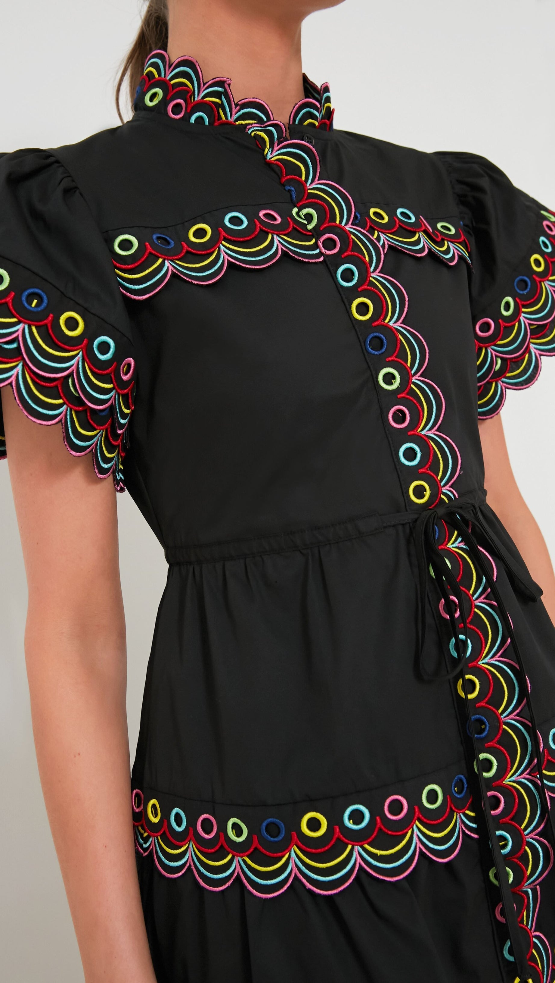 MINI ABITO NERO CON BORDI arricciati e ondulati