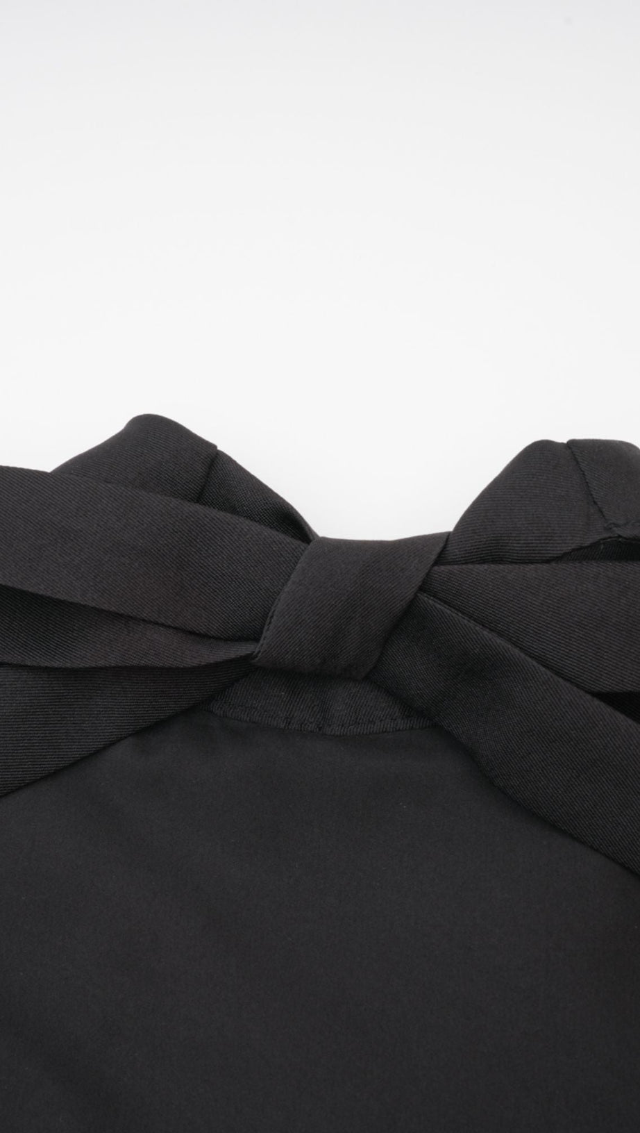 MINI ABITO CON SCOLLO ALL'AMERICANO E APPLICAZIONI FLOREALI IN NERO 