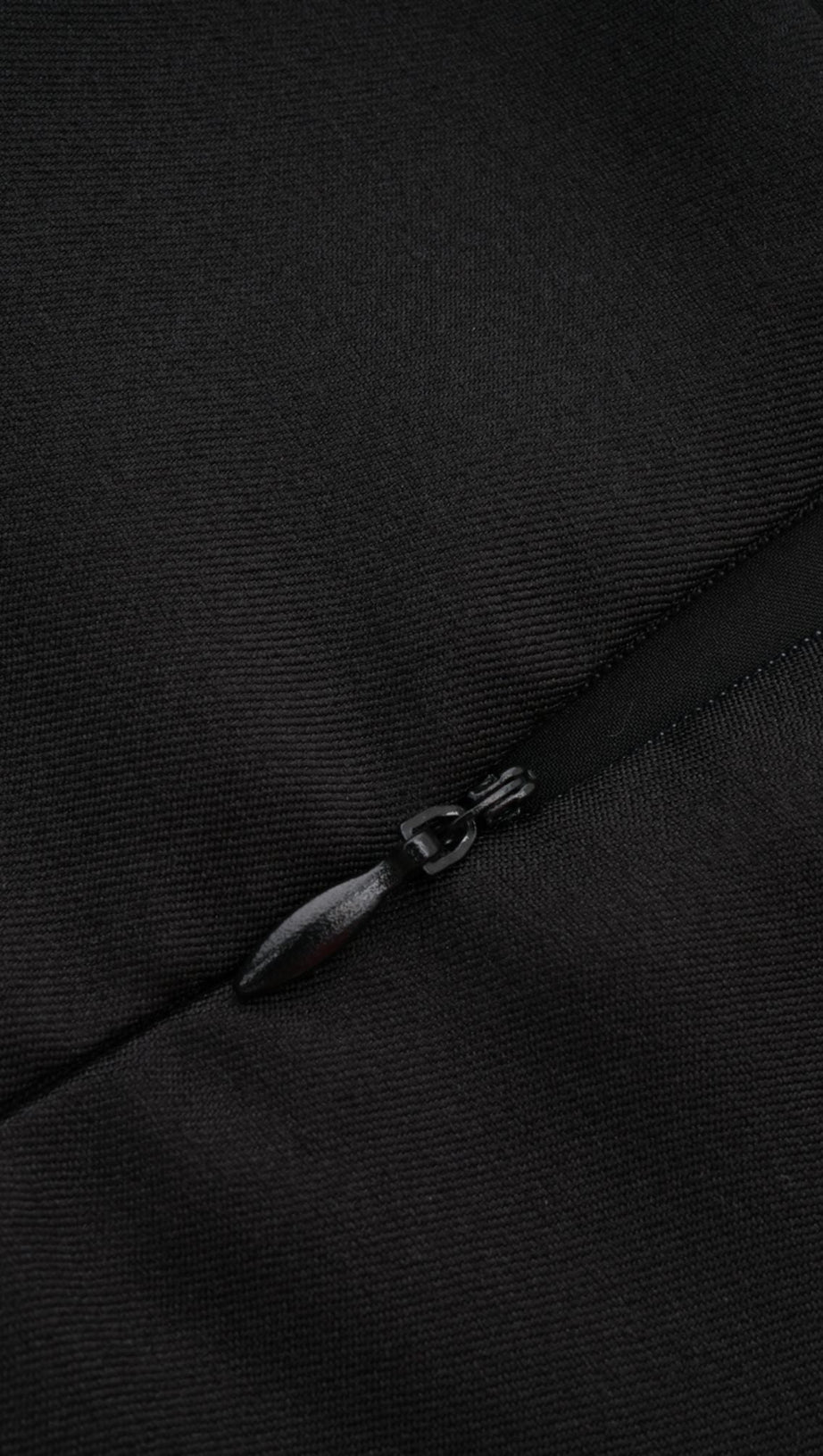 MINI ABITO CON SCOLLO ALL'AMERICANO E APPLICAZIONI FLOREALI IN NERO 