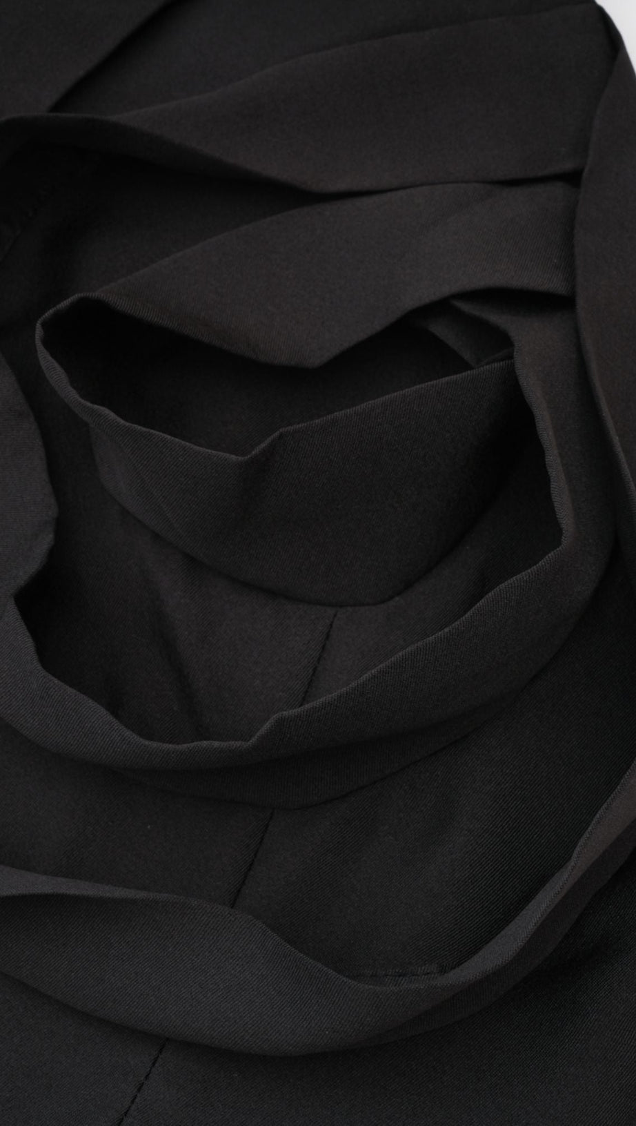 MINI ABITO CON SCOLLO ALL'AMERICANO E APPLICAZIONI FLOREALI IN NERO 