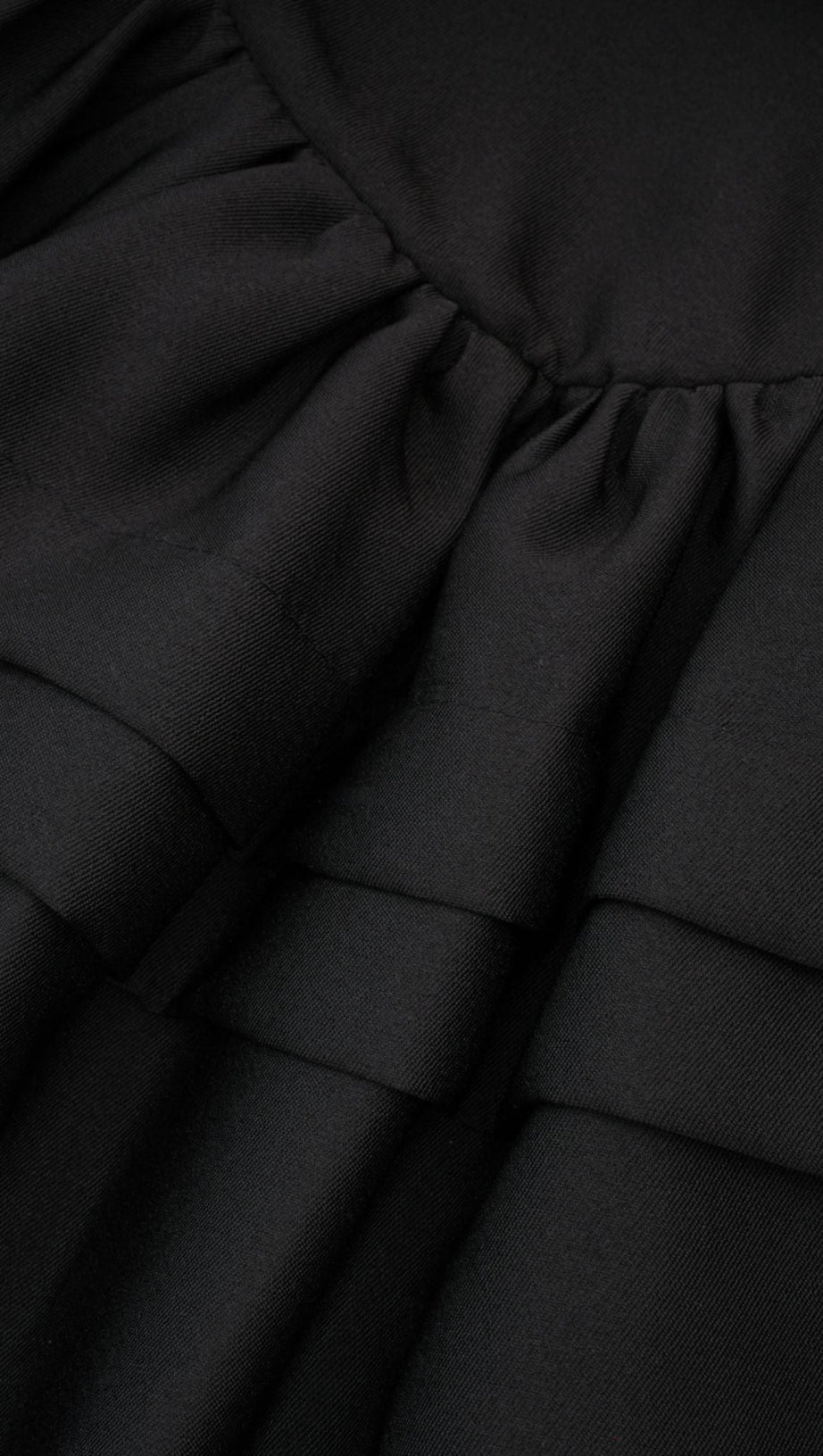 MINI ABITO CON SCOLLO ALL'AMERICANO E APPLICAZIONI FLOREALI IN NERO 