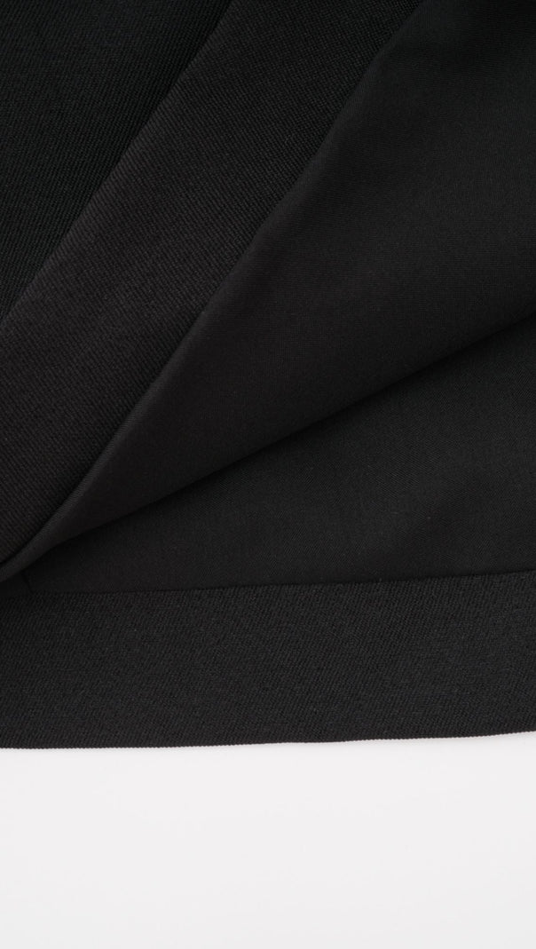 MINIKLEID MIT BLUMENAPPLIKATIONEN UND NECKHOLDER-AUSSCHNITT IN SCHWARZ 