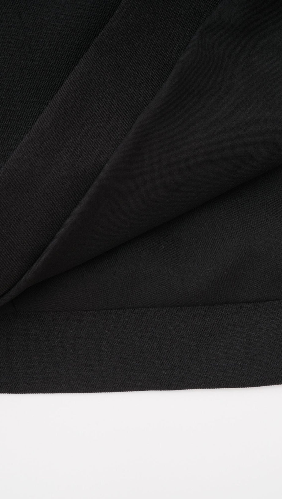 MINI ABITO CON SCOLLO ALL'AMERICANO E APPLICAZIONI FLOREALI IN NERO 