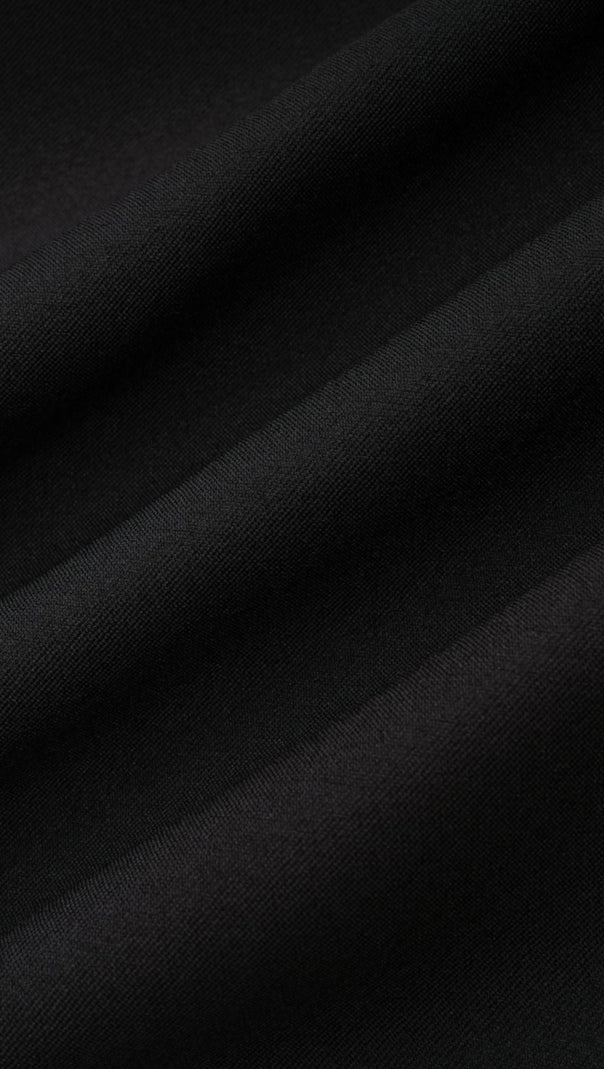 MINIKLEID MIT BLUMENAPPLIKATIONEN UND NECKHOLDER-AUSSCHNITT IN SCHWARZ 