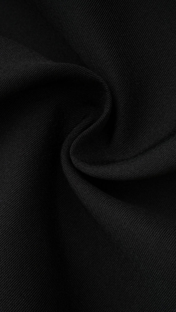MINIKLEID MIT BLUMENAPPLIKATIONEN UND NECKHOLDER-AUSSCHNITT IN SCHWARZ 