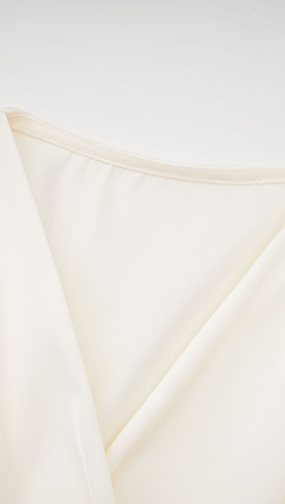 TOP CORTO CON FIORI FINTI BIANCHI NOURIA