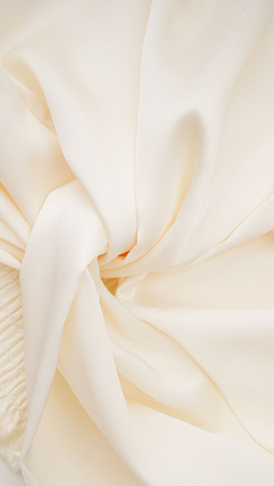 TOP CORTO CON FIORI FINTI BIANCHI NOURIA