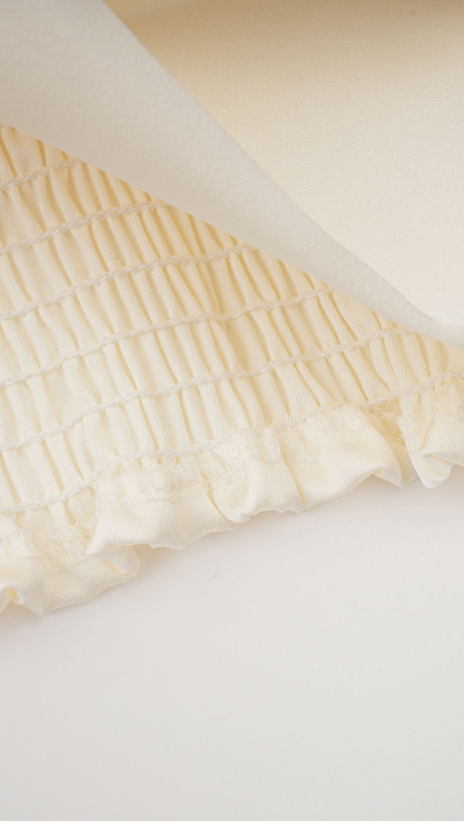 TOP CORTO CON FIORI FINTI BIANCHI NOURIA