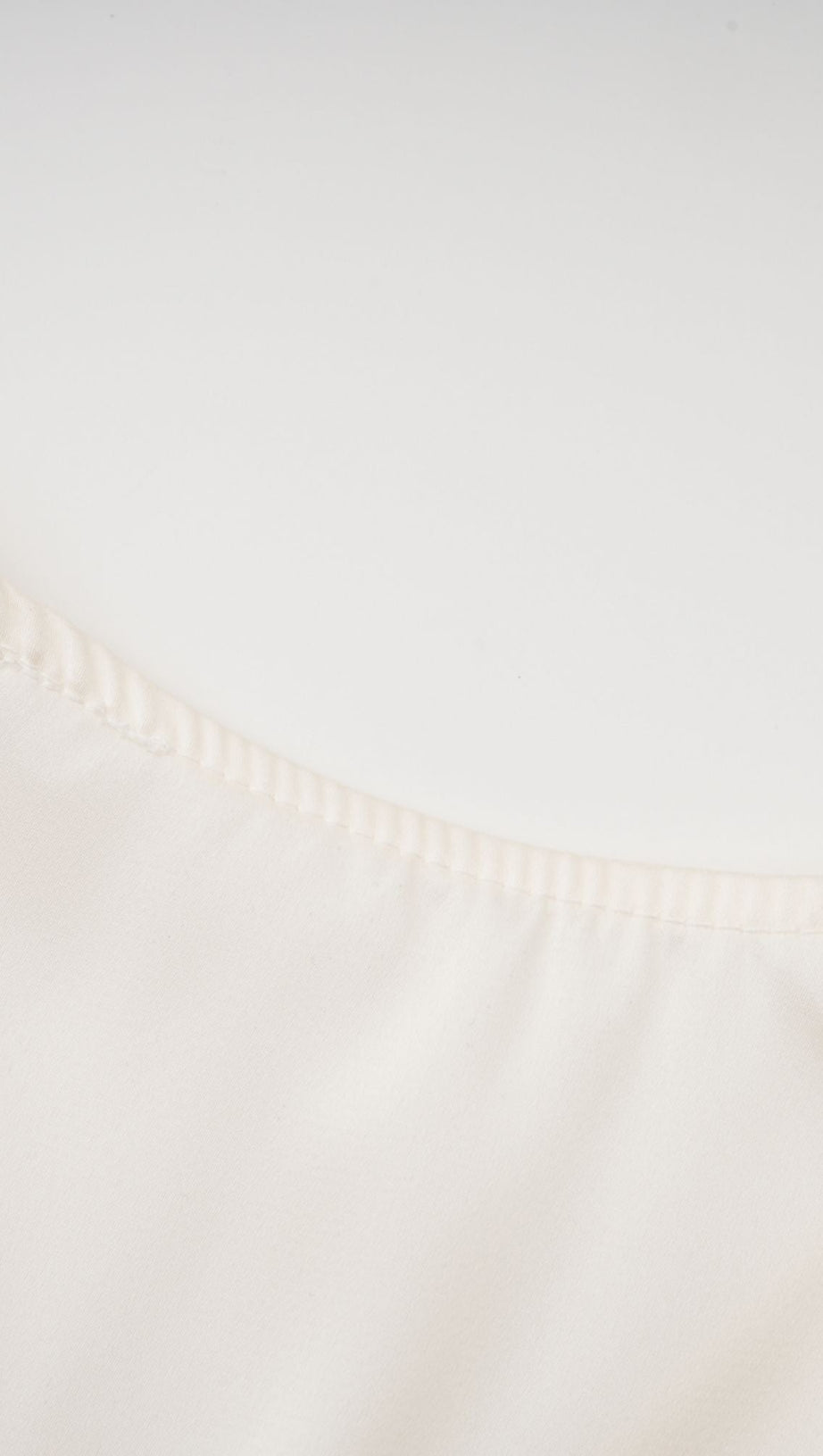 TOP CORTO CON FIORI FINTI BIANCHI NOURIA