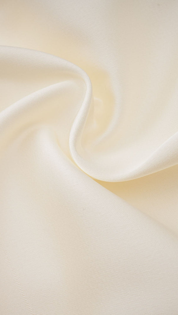 Nouria – Kurzes Oberteil mit Twist-Design und Kunstblumen in Weiß 