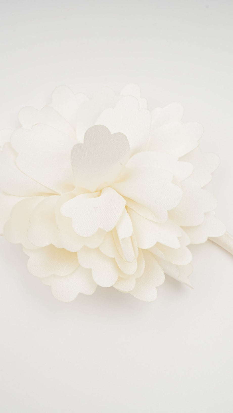 TOP CORTO CON FIORI FINTI BIANCHI NOURIA