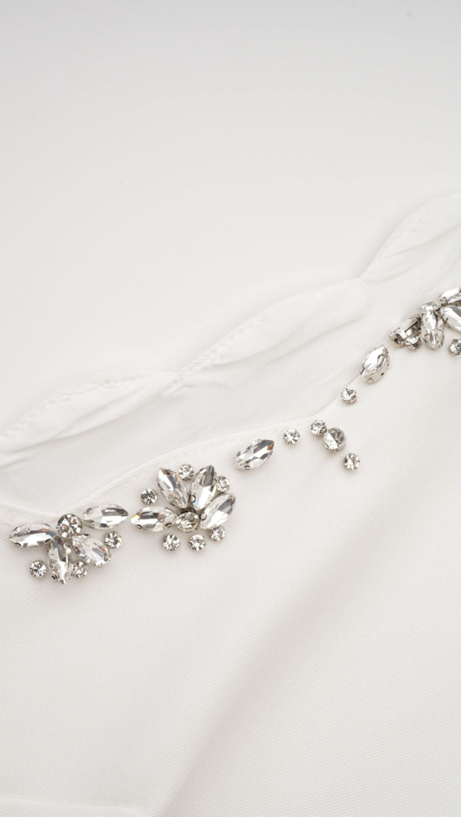 MINI ABITO BIANCO CON DETTAGLIO DI FIOCCO DI CRISTALLI