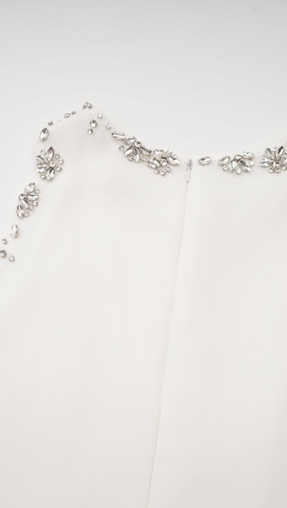 MINI ABITO BIANCO CON DETTAGLIO DI FIOCCO DI CRISTALLI