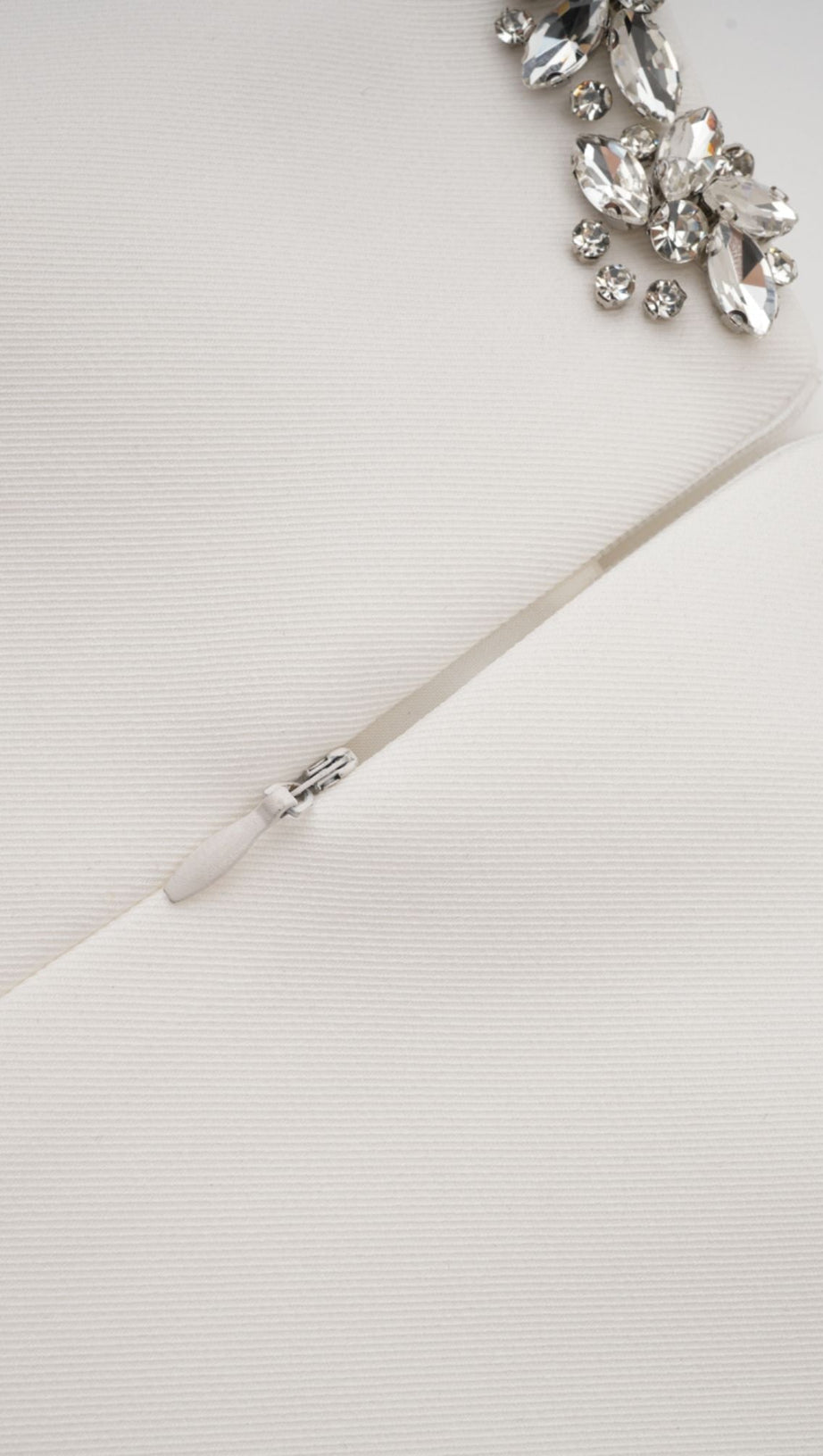 MINI ABITO BIANCO CON DETTAGLIO DI FIOCCO DI CRISTALLI