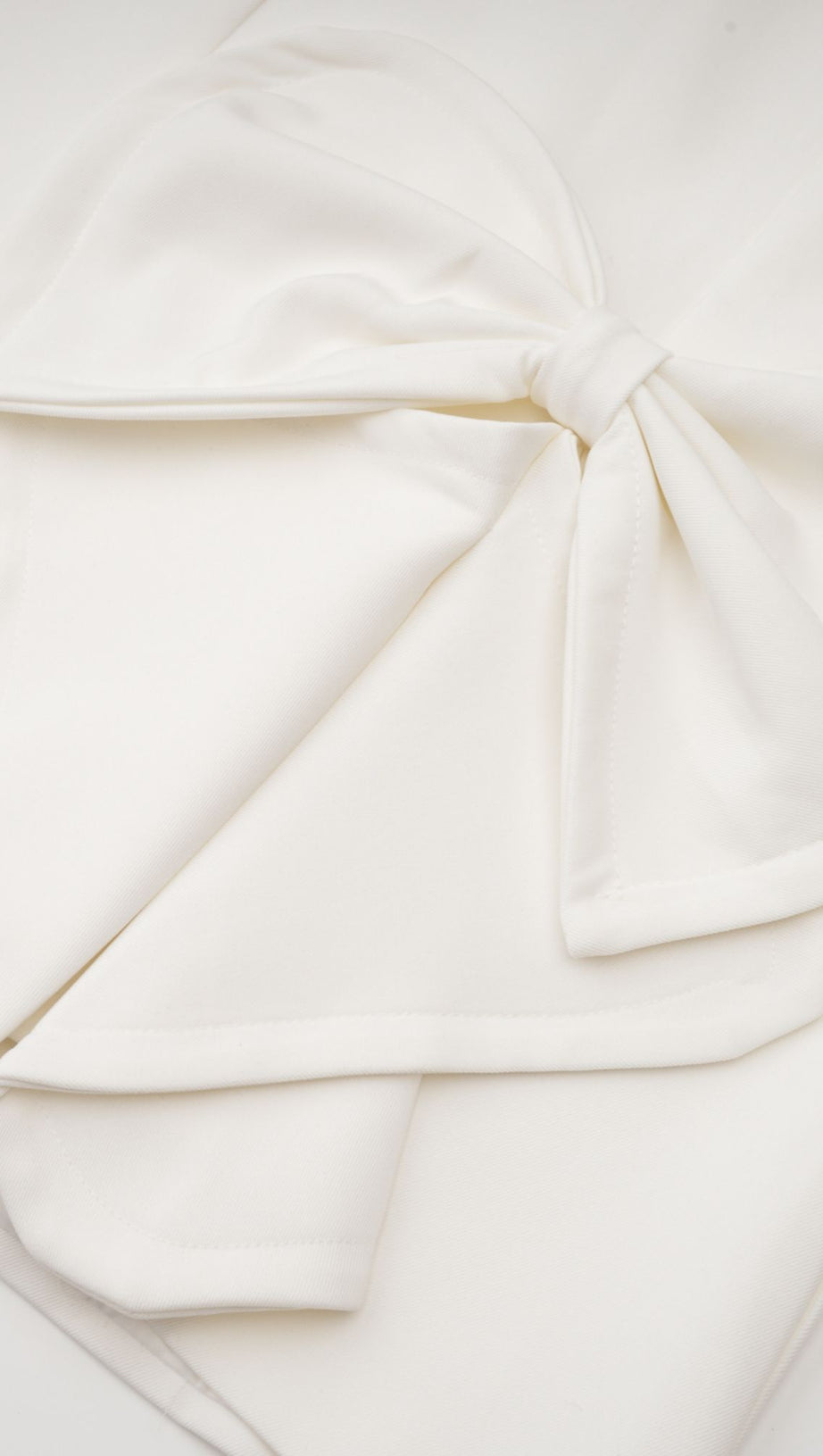 MINI ABITO BIANCO CON DETTAGLIO DI FIOCCO DI CRISTALLI