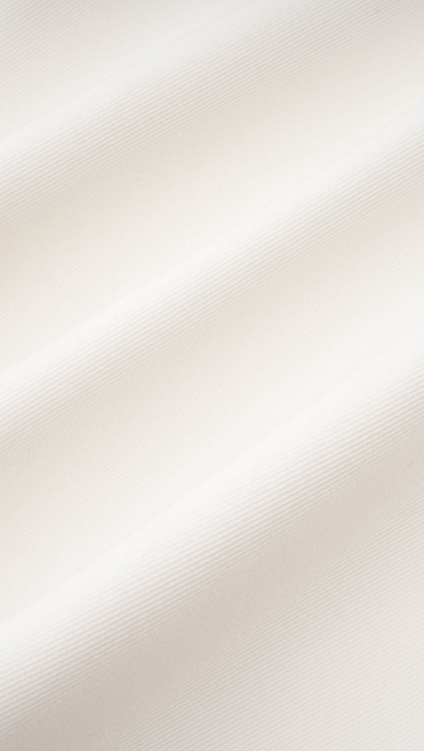 MINIKLEID MIT KRISTALLSCHLEIFE IN WEISS