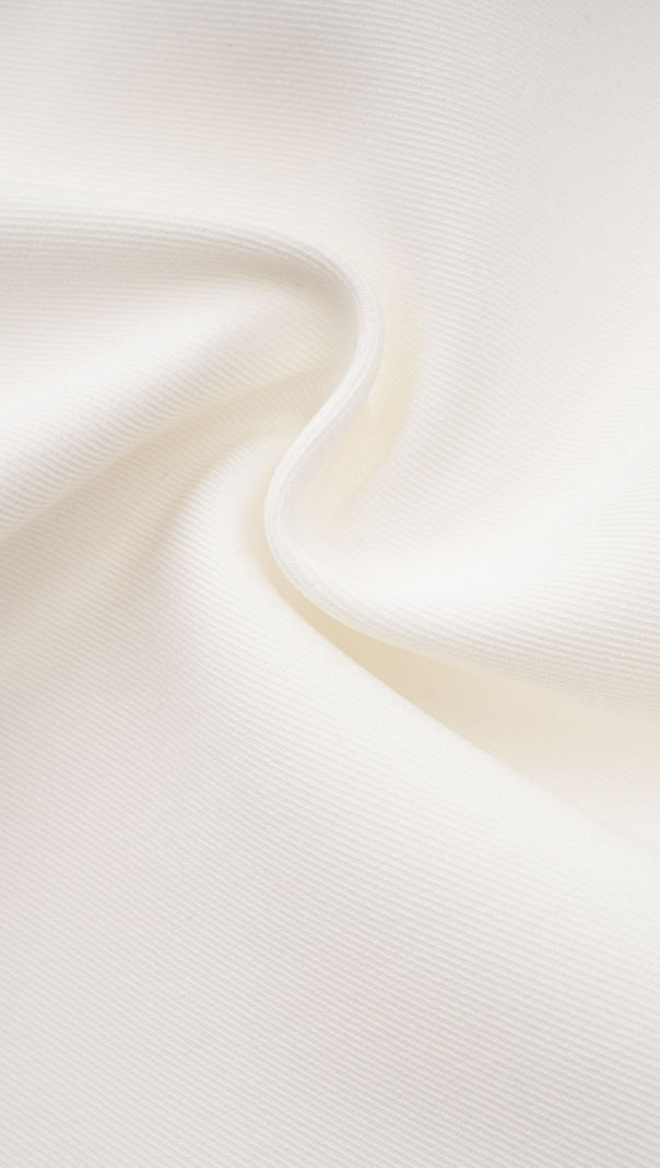 MINIKLEID MIT KRISTALLSCHLEIFE IN WEISS