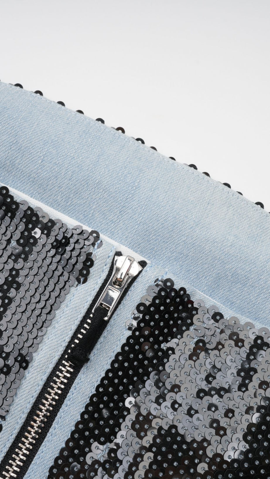 Mit Pailletten verziertes Bandeau-Minikleid von Gisèle 