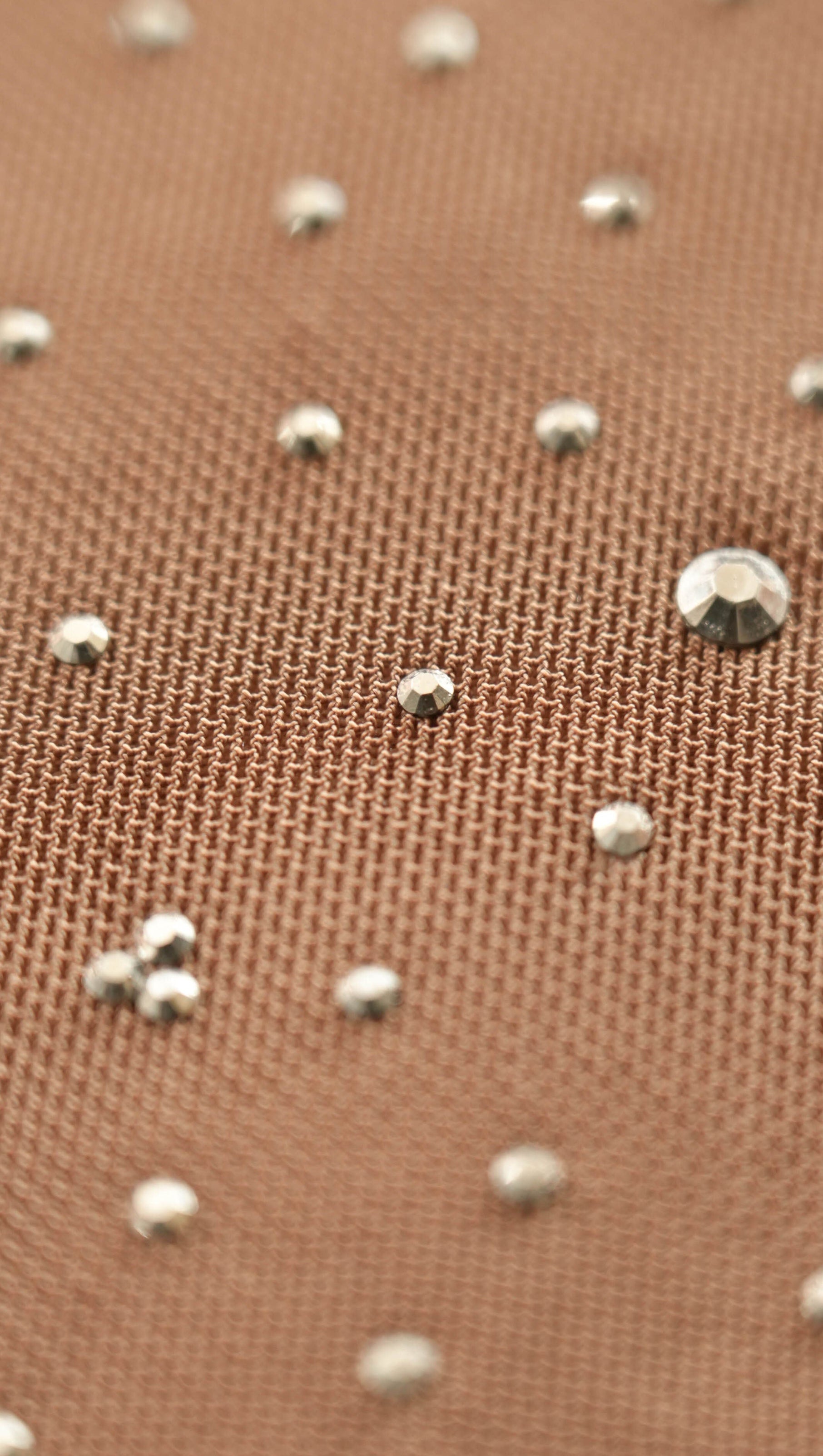 Schimmerndes braunes trägerloses Minikleid mit Strasssteinen und kaskadierenden Rüschendetails