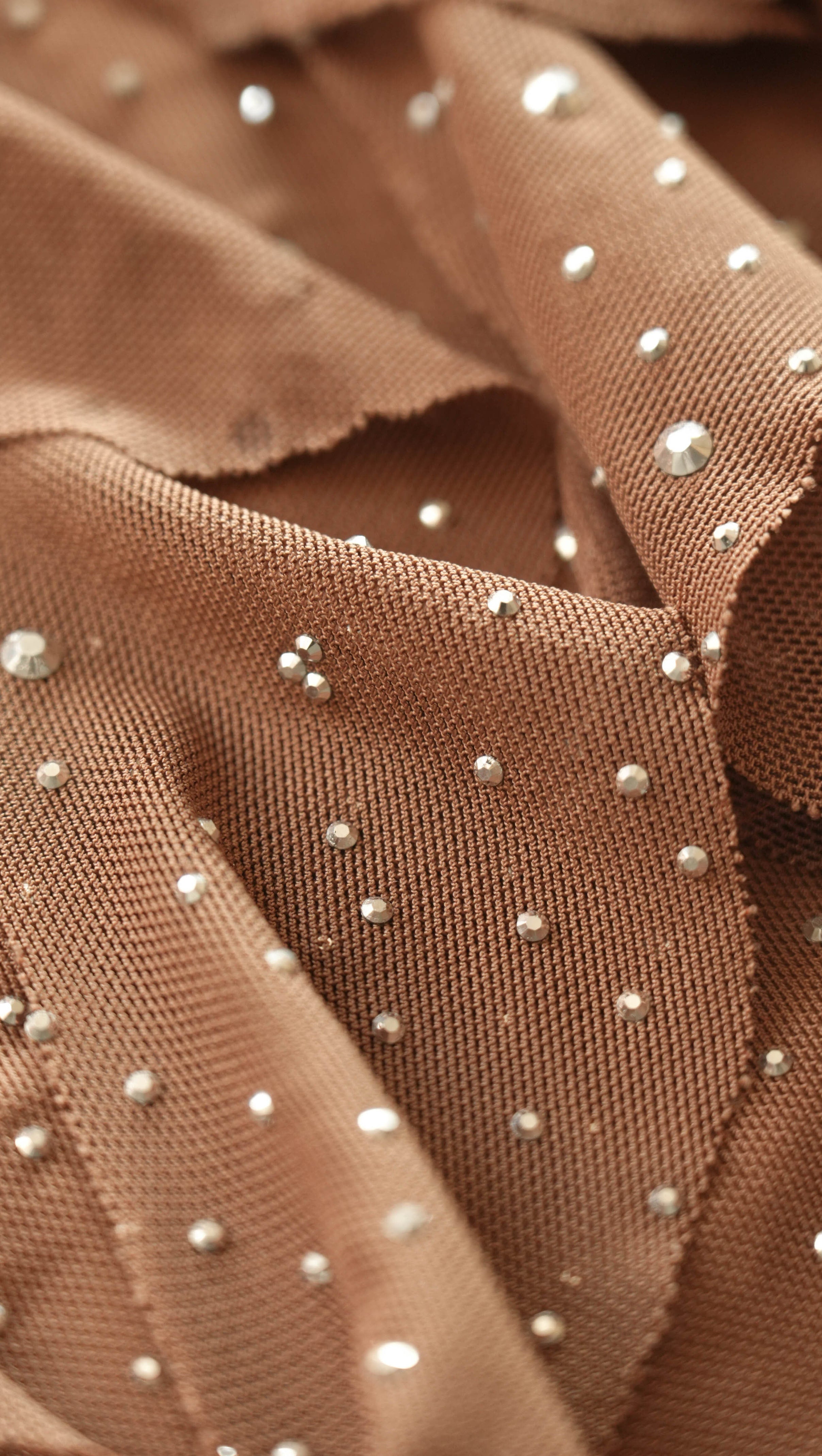 Schimmerndes braunes trägerloses Minikleid mit Strasssteinen und kaskadierenden Rüschendetails