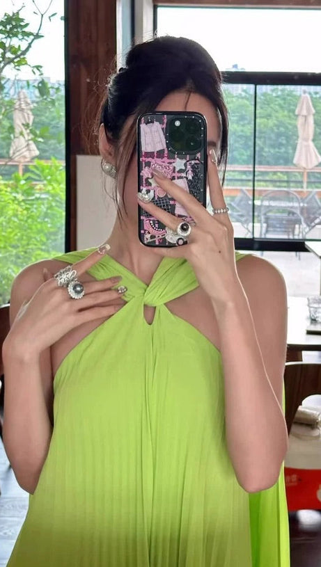 Alyssa plissiertes grasgrünes Maxikleid