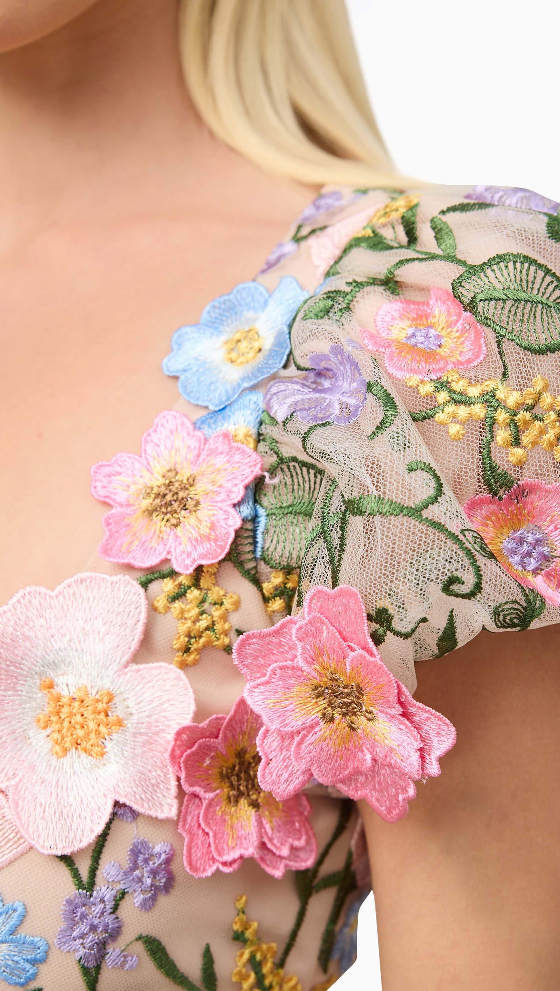 Nydia mehrfarbiges Maxikleid mit quadratischem Kragen und 3D-Blumenstickerei 