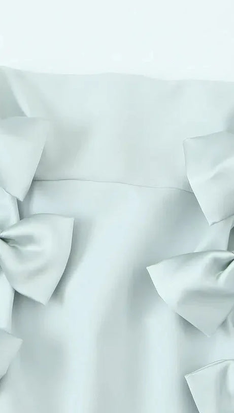 Elegantes trägerloses Sommerkleid mit Schleife