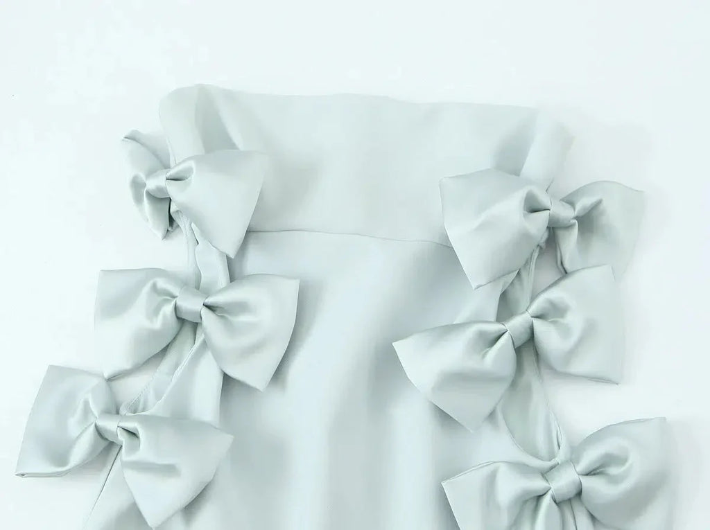 Elegantes trägerloses Sommerkleid mit Schleife