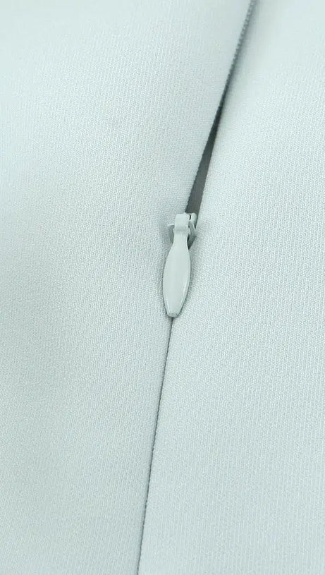 Elegantes trägerloses Sommerkleid mit Schleife