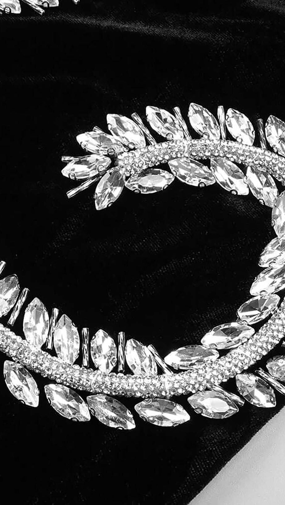 MINI ABITO IN VELLUTO CON PIUME DECORATO IN NERO