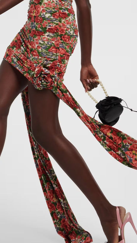 ABITO FLOREALE DRAPPEGGIATO CON TAGLIO SENZA SPALLINE 