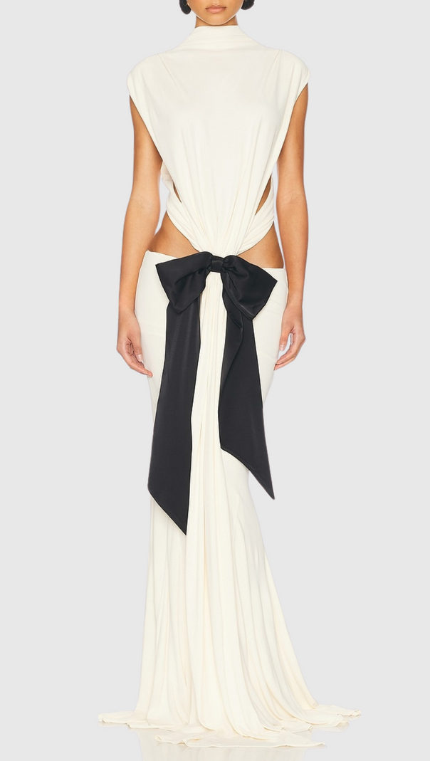 Bernice – Rückenfreies Maxikleid mit Schleifenaufnäher in Weiß