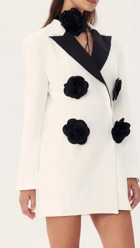 LETITIA BLUMEN-KONTRAST-MINIKLEID IN WEISSEM BLAZER